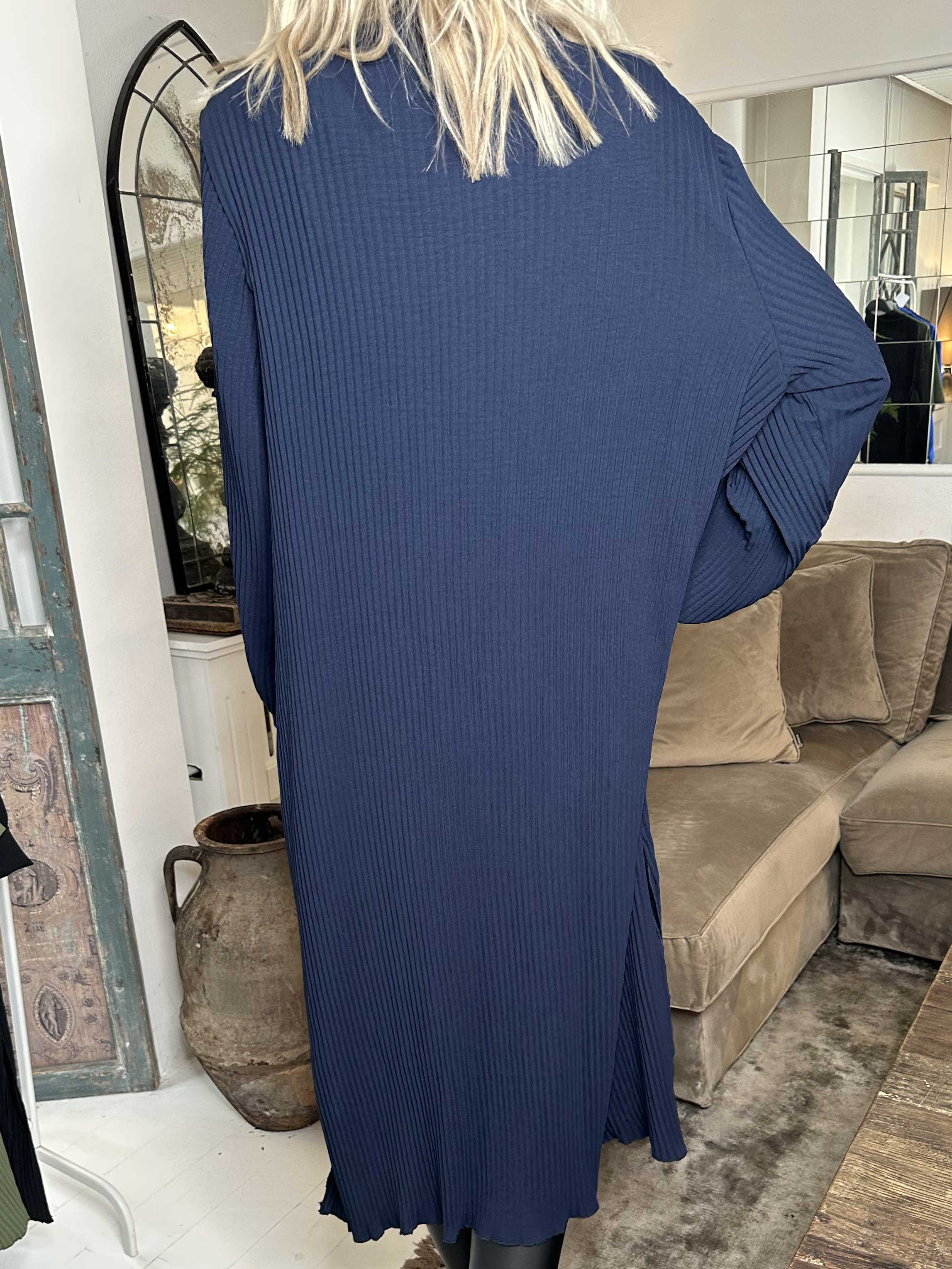 Lenora - Lang plisseret kjole med knapper